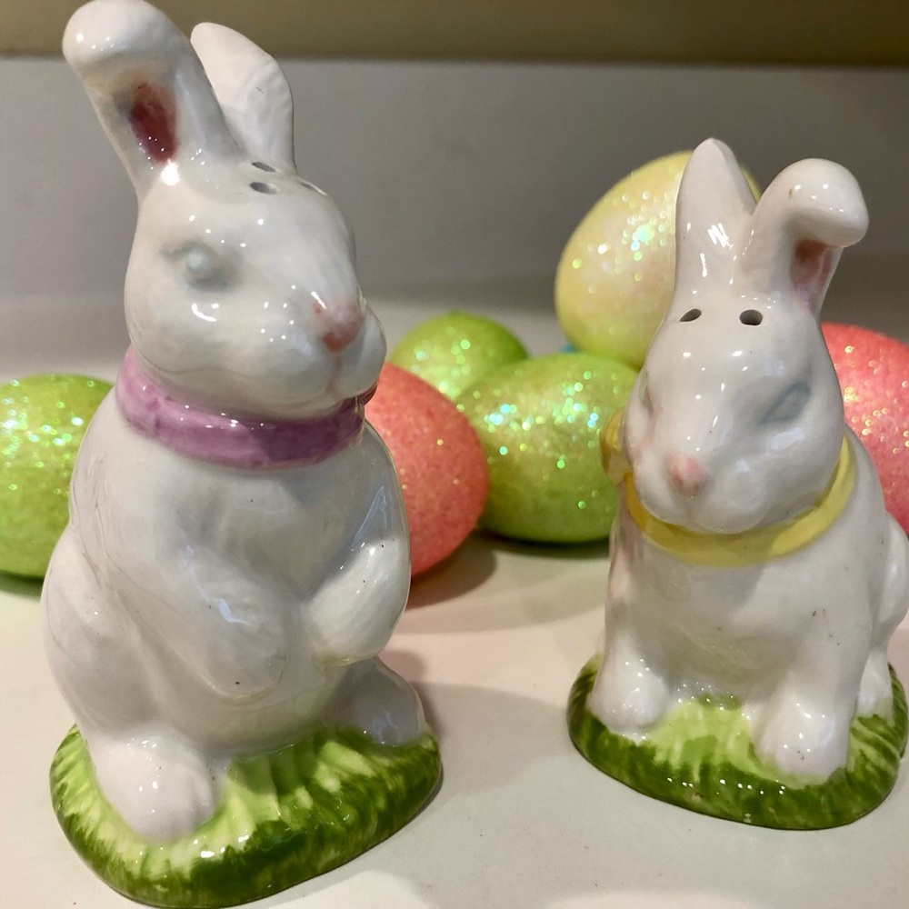 Vtg KMART Easter Bunny Salt & Pepper Shakers. Adorable. Perfect. Usable. Rare.